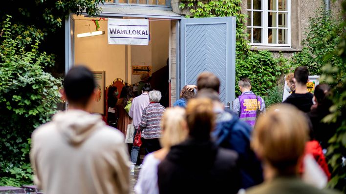 Archivbild: Zahlreiche Wählerinnen und Wähler warten im Stadtteil Prenzlauer Berg in einer langen Schlange vor einem Wahllokal, das in einer Grundschule untergebracht ist. (Quelle: dpa/H. Dittrich)