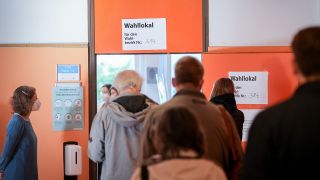 Wähler:innen stehen am 26.09.2021 in einer Schlange vor dem Wahllokal für die Bundestagswahl und die Wahl des Abgeordnetenhauses (Bild: dpa/Kay Nietfeld)