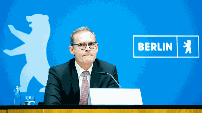 Berlins Regierender Bürgermeister Michael Müller (SPD) bei einer Pressekonferenz zu den Wahlpannen bei den Wahlen am 26. September 2021 (Bild: Christoph Soeder/dpa)