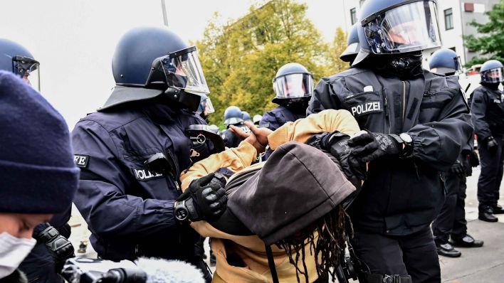 Polizisten nehmen einen Demonstranten am Rande der Räumung der Bauwagensiedlung fest. (Bild: dpa/Sommer)