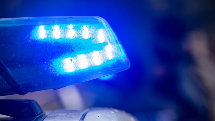 Das Blaulicht eines Polizeiwagens leuchtet (Quelle: DPA/Stefan Sauer)