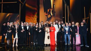 Die Preisträger stehen am 01.10.2021 nach der Verleihung des Deutschen Filmpreises 2021 "Lola" auf der Bühne für ein Gruppenfoto zusammen (Quelle: dpa/Britta Pedersen)