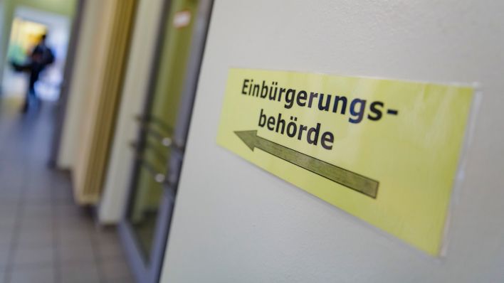 Ein Schild mit der Aufschrift "Einbuergerungsbehoerde" hängt in einem Berliner Bürgeramt (Quelle: Photothek.net/Thomas Trutschel)