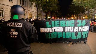 Teilnehmer einer Demonstration linker und linksradikaler Gruppen protestieren gegen eine angekündigte Räumung des alternativen Wohnwagencamps "Köpi", 09.10.2021 (Quelle: dpa / Christoph Soeder).