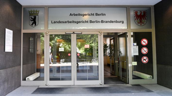 Der Eingang zum Landesarbeitsgericht Berlin-Brandenburg (Quelle: DPA/Jens Kalaene)