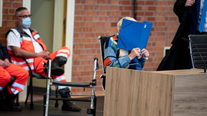 Der angeklagte ehemalige KZ-Wachmann sitzt im Gerichtssaal (Quelle: DPA/Fabian Sommer)