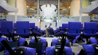 Ein Handwerker montiert neue Sitze im Bundestag. (Quelle: dpa/AP/Markus Schreiber)