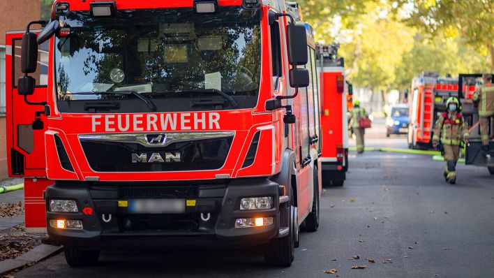 Bei einem Einsatz stehen mehrere Feuerwehrautos auf der Straße (Bild: imago images/A. Friedrichs)