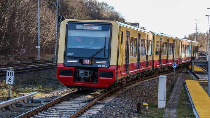 Eine S Bahn der Reieh 484 fährt im Januar 2021 in Berlin (Bild: imago images/Rüdiger Wölk)