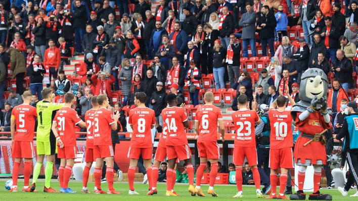 Unions Spieler vor den Fans im Stadion an der Alten Försterei. Bild: imago-images/Nordphoto