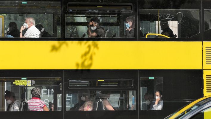 Symbolbild: Fahrgäste tragen in einem Doppeldecker-Bus der BVG eine Mund-Nase-Bedeckung. (Quelle: imago images/S. Zeitz)