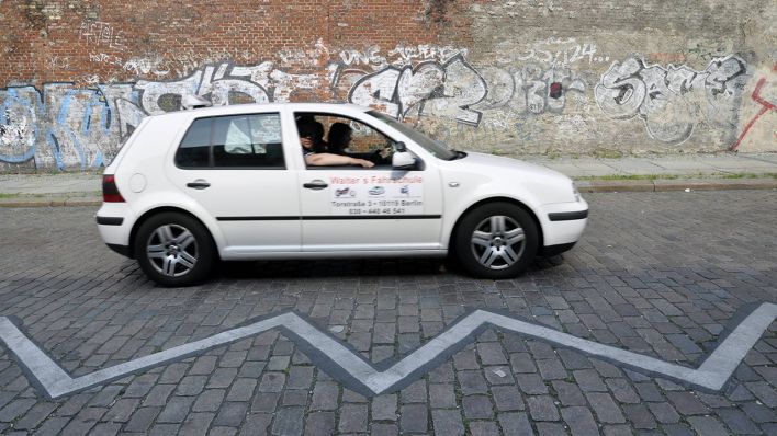 Ein Fahrschulauto fährt durch Berlin (Quelle Imago/ Steinach)