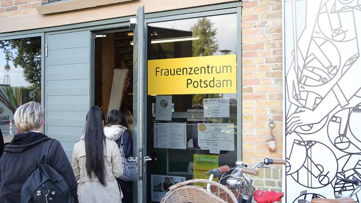 Archivbild: Besucherinnen betreten das Frauenzentrum in Potsdam. (Quelle: imago images/M. Müller)