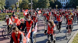 Die GEW - Gewerkschaft Erziehung und Wissenschaft - hat die Lehrkräfte an Berliner Schulen zum Streik aufgerufen . Mit einem Fahrradkorso am Oranienplatz demonstrieren die Lehrer für kleine Klassen und bessere Gesundheitsvorsorge. (Quelle: imago images/B. Friedel)