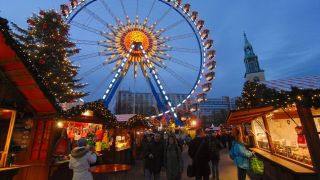 Weihnachtsmarkt vor dem Roten Rathaus mit Riesenrad (Bild: imago images/PEMAX)