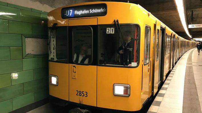 Archivbild: U-Bahn der Linie 7 mit dem Zielanzeiger Flughafen Schoenefeld am 06.03.2019. Zukunftsweisende Zugzielanzeige, denn der U-Bahnhof Flughafen Schoenefeld existiert noch nicht. (Quelle: imago images/Sabine Brose)