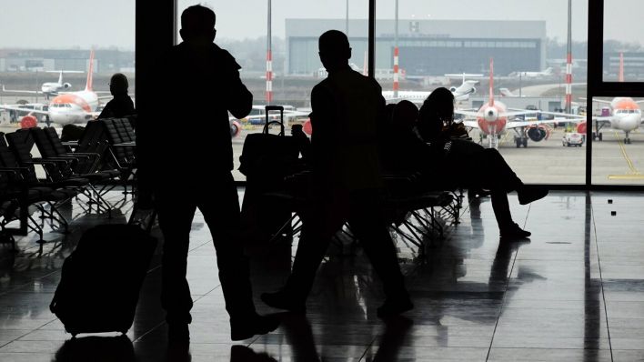 Passagiere im Hauptterminal des BER-Flughafens (Bild: imago images/Frank Sorge)