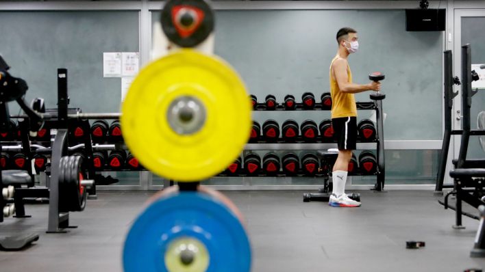 Ein Mann trainiert in einem Fitnessstudio (Quelle: imago images/Ceng)