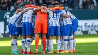 Die Mannschaft von Hertha BSC steht im Kreis zusammen (Quelle: IMAGO / osnapix)