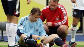 Jens Lehmann und Torwart-Trainer Andreas Köpke vor dem Elfmeterschießen gegen Argentinien. Quelle: imago images/Kolvenbach