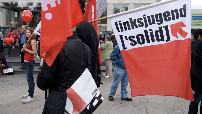 Archivbild: Anhänger der Linksjugend Solid, Jugendverband der Partei Die Linke, mit Fahnen auf dem Alexanderplatz in Berlin. (Quelle: imago images/IPON)