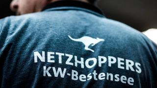 Das Logo der Netzhoppers KW auf einem T-Shirt. Quelle: imago images/Sebastian Wells