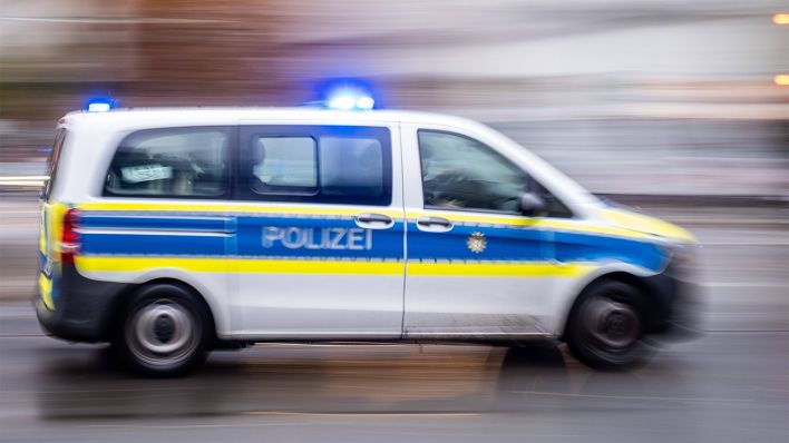 Streifenwagen der Berliner Polizei mit Blaulicht unterwegs in Berlin (Bild: imago images/T. Seeliger)