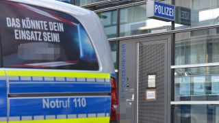 Symbolbild: Vor dem Eingang einer Polizeistation steht ein Polizeifahrzeug. (Quelle: imago images/Blatterspiel)