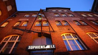 Beleuchtung am Gebäude der Sophiensäle (Quelle: imago/stock&people)