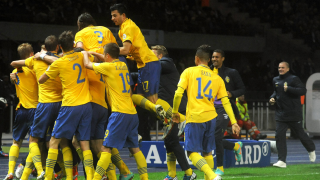 Die schwedische Nationalmannschaft jubelt über das 4:4 gegen Deutschland in Berlin. Quelle: imago images/Eibner