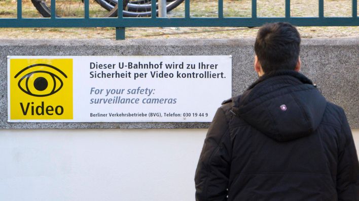 Am Eingang zu einem Berliner U-Bahnhof weist ein Schild auf eine Videoüberwachung im Bahnhof hin. (Quelle: imago-images/Jochen Eckel)