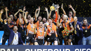 Die BR Volleys feiern den Gewinn des Supercups. Quelle: dpa/Bernd Wüstneck