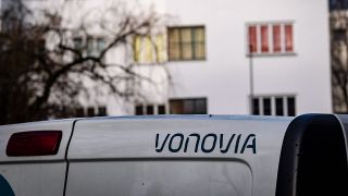 Ein Auto der Firma Vonovia steht auf einer Straße in Berlin (Bild: imago images/Jürgen Ritter)