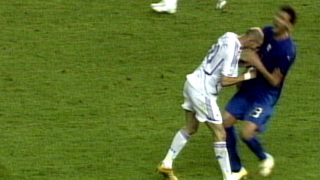 Zinedine Zidane trifft Marco Materazzi mit einem Kopstoß. Quelle: imago images/Milestone Media