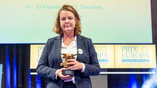 Eefje Blankevoort erhält für "Shadow Game" am 15.10.2021 den Prix Europa für Best European TV Documentary of the Year 2021. (Quelle: rbb/Thomas Ecke)