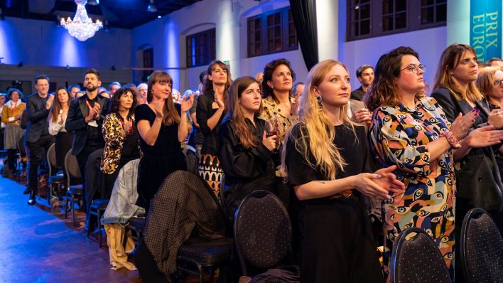 Standing Ovations für Katerina Andrejewa und Daria Tschulzowa, die beim Prix Europa am 15.10.2021 als "European Journalists of the Year 2021" geehrt wurden. (Quelle: rbb/Thomas Ecke)