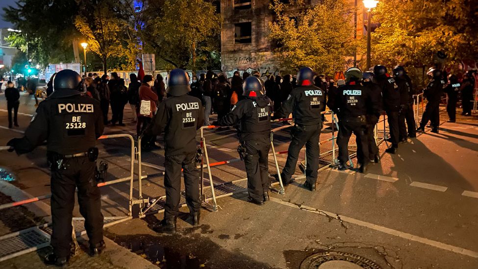 Polizisten stehen am frühen Morgen des 15.10.2021 in der Köpenicker Straße vor linksalternativen Bauwagencamp "Köpi-Platz" in Berlin. (Quelle: rbb|24/Nils Hagemann)