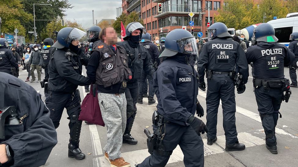 Erste Festnahmen am Vormittag des 15.10.2021 bei der Räumung des linksautonomen Bauwagencamps "Köpi-Platz". (Quelle: rbb|24/Nils Hagemann)