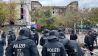 Am Vormittag des 15.10.2021 stehen Polizisten vor dem linksalternativen Bauwagencamp "Köpi-Platz". (Quelle: rbb|24/Nils Hagemann)