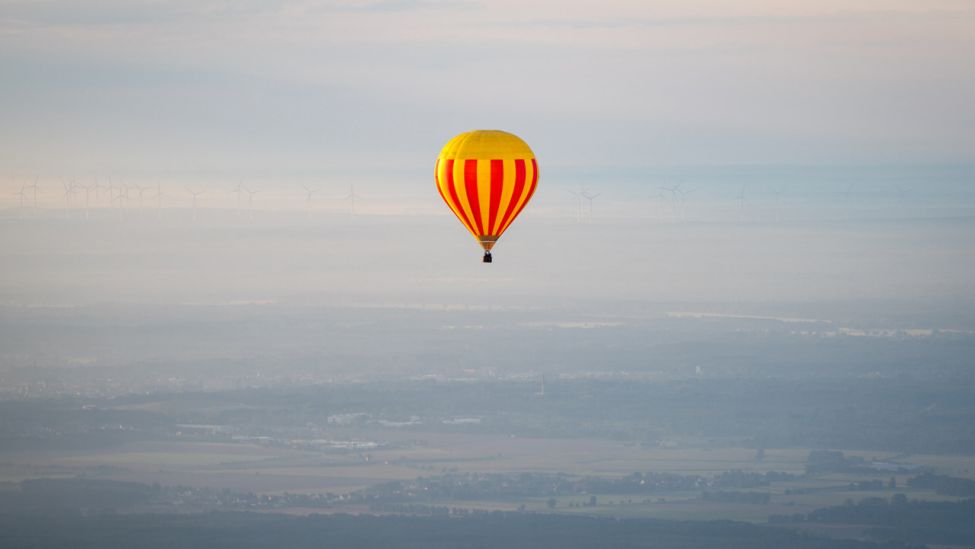 Ein Heißluftballon fliegt im Oktober 2021 über Brandenburg. (Quelle: rbb/Tino Schöning)