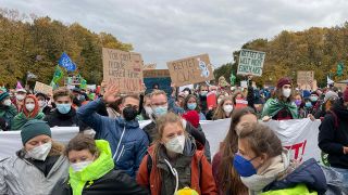 Menschen protestieren am 22. Oktober 2021 in Berlin (Quelle: rbb/ Bartsch)