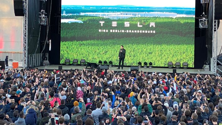 Elon Musk am 09.10.2021 in Grünheide (Quelle: rbb/Philip Barnsdorf)