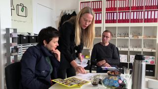 Katarina Niewiedzial besucht den Verein "Migrantas" (Quelle: rbb)
