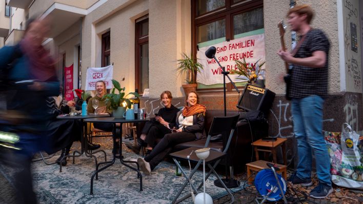 Mieter*innen der Weisestraße und Kienitzer Straße im Sitzprotest (Bild: @EckeWeise)