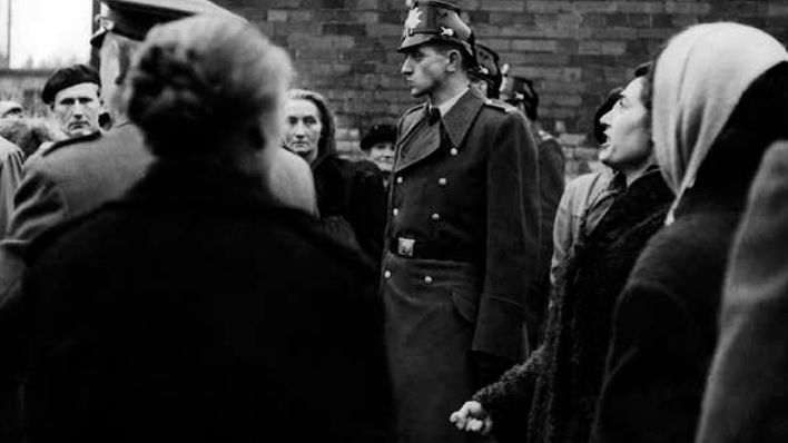 Lin Jaldati im November 1953 am Bahnhof Grunewald. (Quelle: VNN/VdA)