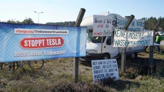 Protest gegen den Bau der Autofabrik am Rande des Tages der offenen Tür auf der Baustelle der Tesla Gigafactory in Grünheide. (Quelle: snapshot/Future Image/T.Bartilla)