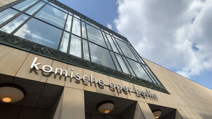 "Komische Oper Berlin" steht über dem Eingang des Opernhauses. (Quelle: rbb)