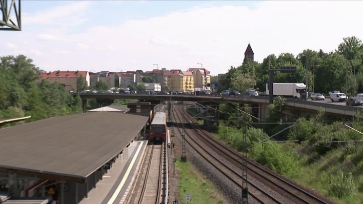 Der Verkehr rollt über die Autobahnbrücke am S-Bahnhof Westend. (Quelle: rbb)