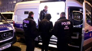 In Berlin nimmt die Polzei in der Nacht zum Donnerstag 71 Anhänger von Union Berlin und Feyenoord Rotterdam fest. (Quelle: Pudwell)