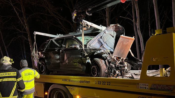 Auf der B112 zwischen Grießen und Briesnig (Spree-Neiße) ist am Freitagabend gegen 18.40 Uhr ein Mann bei einem schweren Verkehrsunfall ums Leben gekommen. (Quelle: BLP/Sappeck)